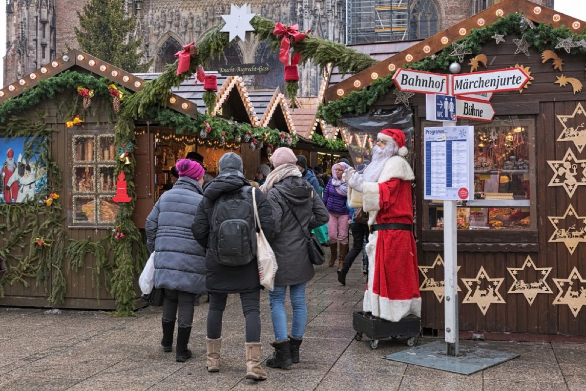 הכניסה לשוק חג המולד הגרמני כוללת פסל סנטה