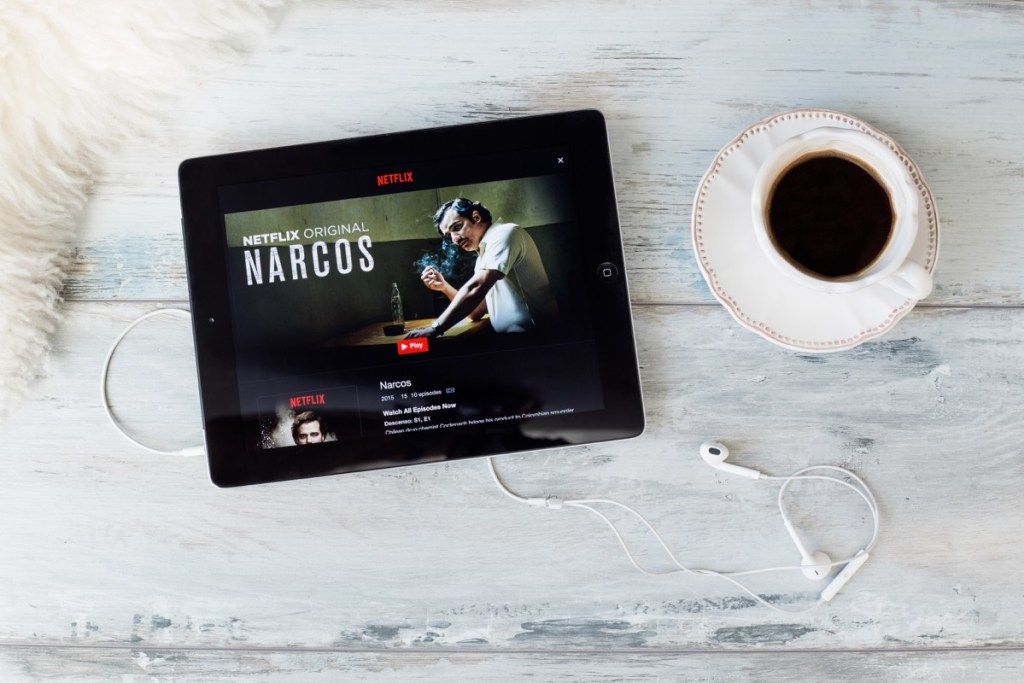 net Netflix hiển thị máy tính bảng trên bàn, narcos, netflix bí mật