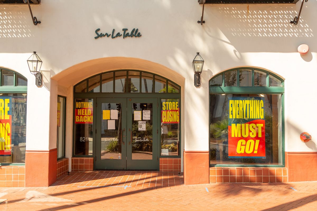 Ženklai ant „Sur La“ stalo Santa Barbaroje, Kalifornijoje, skelbia parduotuvę