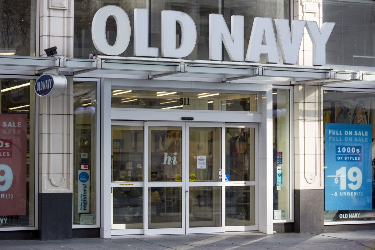 Staden Seattle är en av epicentrerna för coronavirus COVID-19-utbrottet. Regeringens avstängning av icke-väsentliga företag har stängt många offentliga platser inklusive butiker, restauranger, banklobbyer och mer. Old Navy-butiken i centrum är stängd under krisen.