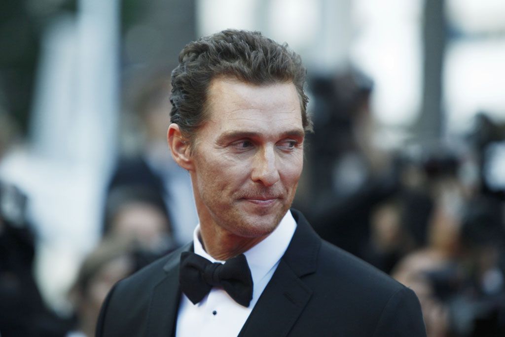 Matthew McConaughey en el estreno de una película con esmoquin