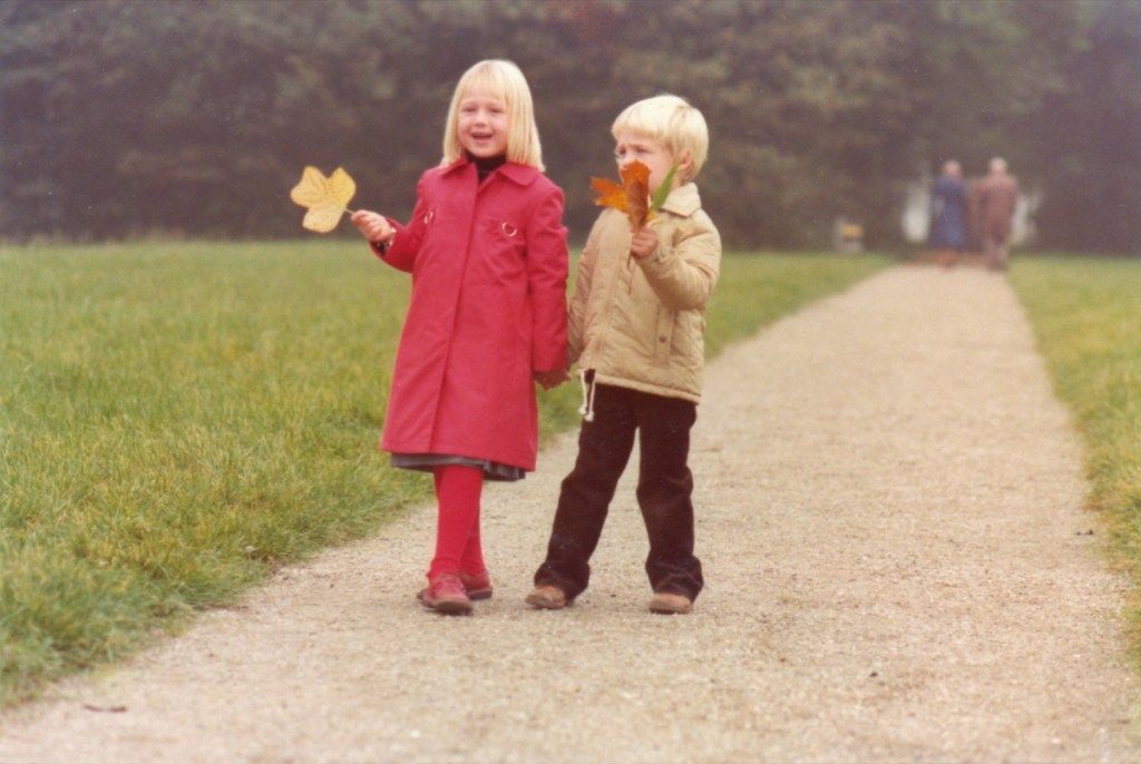 Kinder der 1970er Jahre, die im Park herumlaufen, Nostalgie der 1970er Jahre