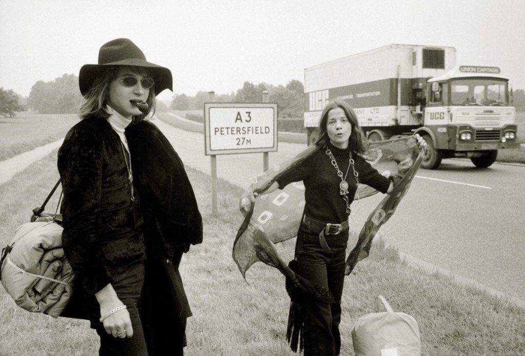 par de chicas haciendo autostop, nostalgia de los setenta