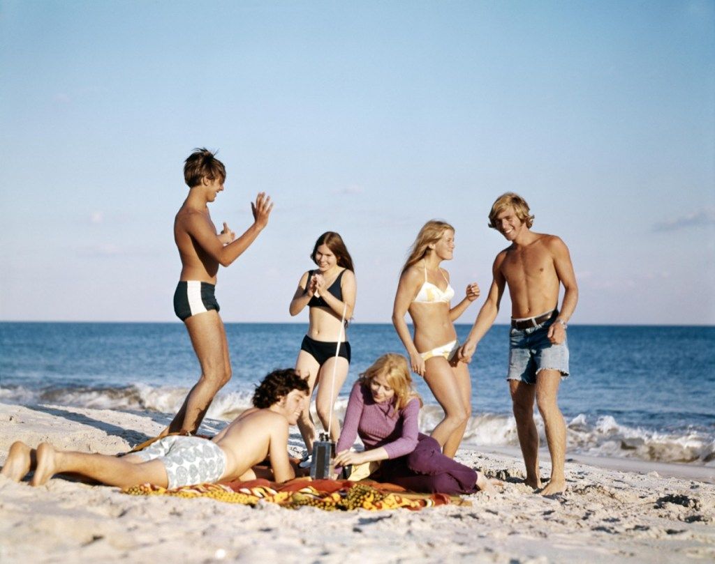 الأزواج المراهقون على الشاطئ في الستينيات والسبعينيات من القرن الماضي {المواعدة قبل 50 عامًا}