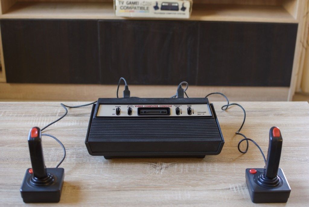 O histórico Atari 2600 Video Computer System rodando a 1,19 MHz com 128 bytes de ROM. Este console de videogame doméstico da Atari INC se tornou o símbolo de status dos videogames retrô. - imagem