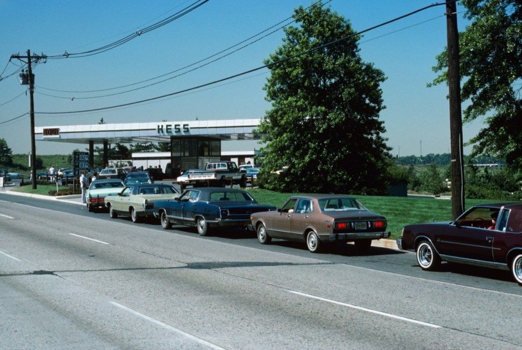 линии на бензиностанции, носталгия от 70-те години