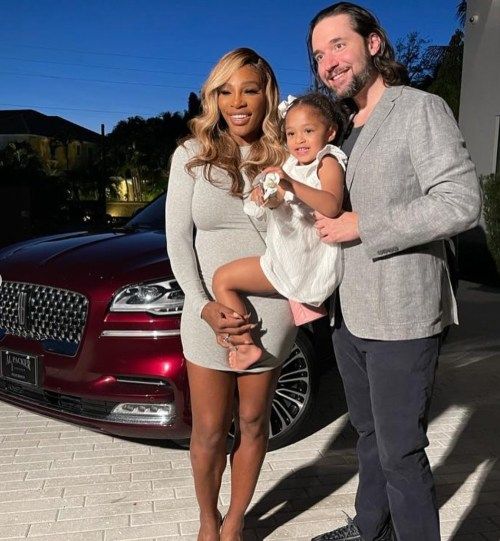 Aquí hay una foto rara de la adorable familia de tres de Serena Williams