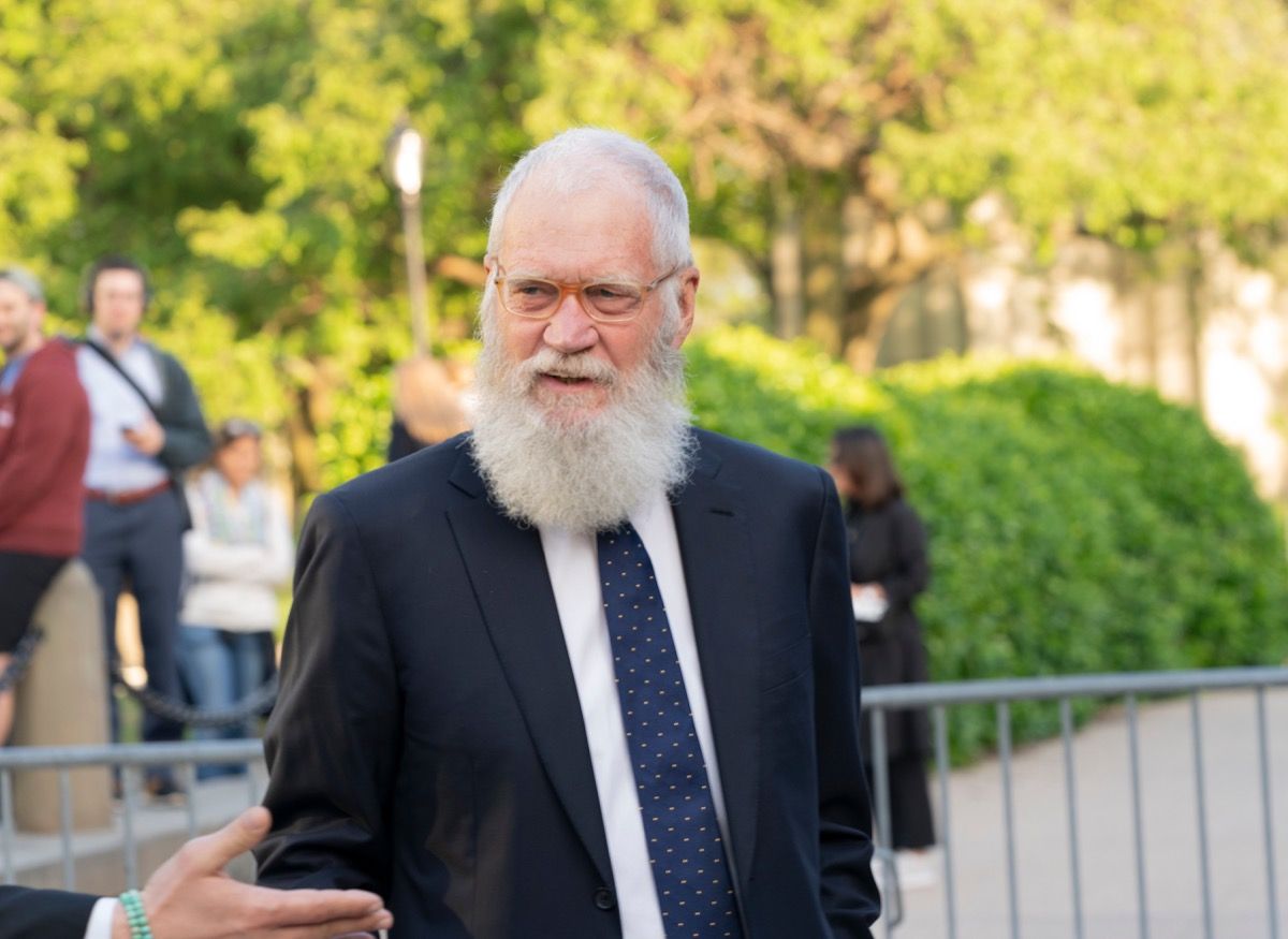 David Letterman hovorí vonku s niekým mimo rámca