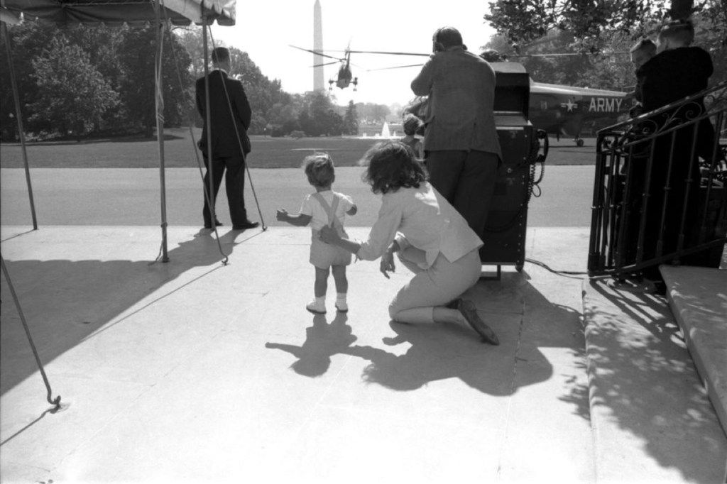 Jackie Kennedy žaidžia su sūnumi