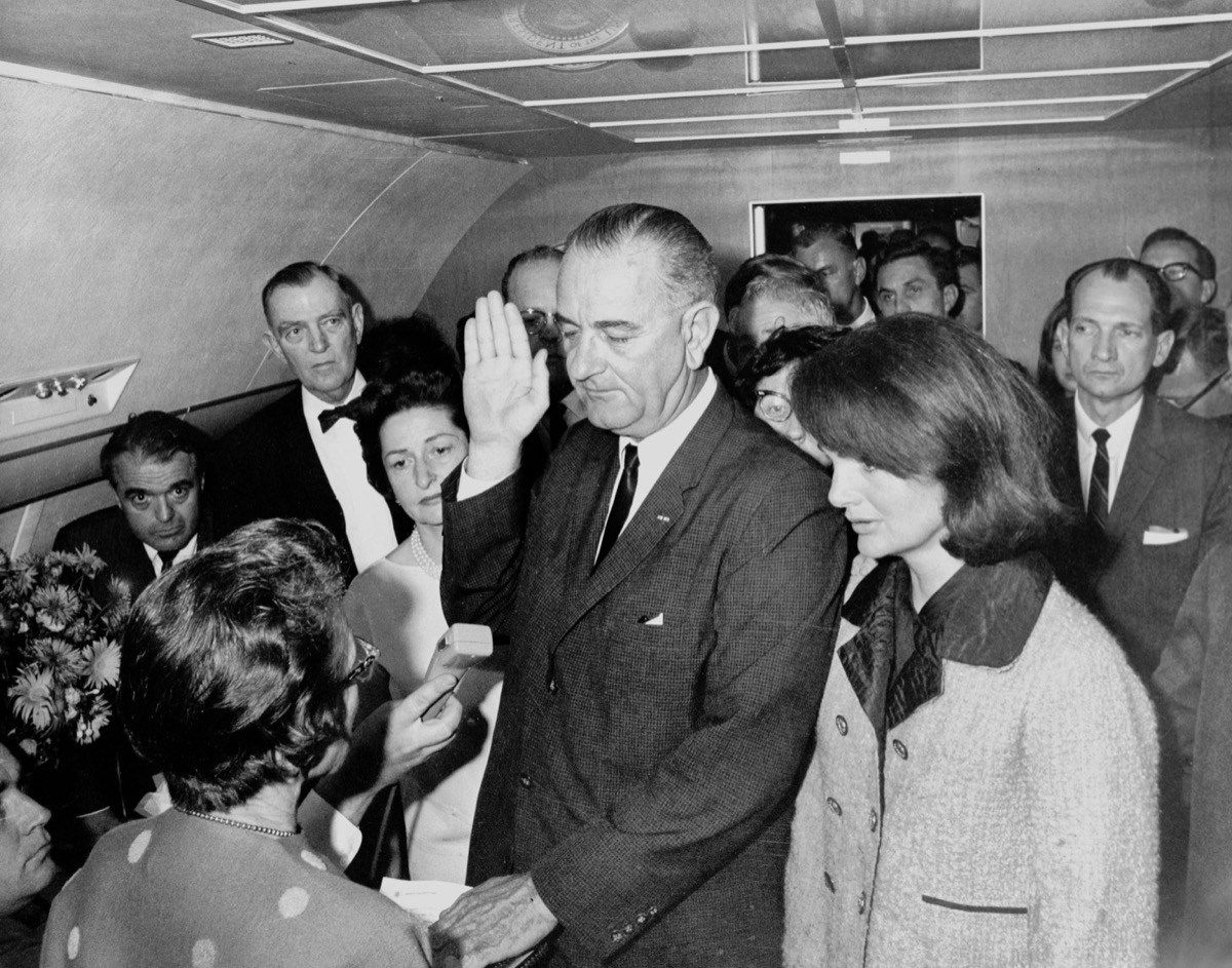 Lyndonas B. Johnsonas prisiekė šalia Jackie Kennedy Jackie Kennedy rožinės spalvos „Chanel“ kostiumo