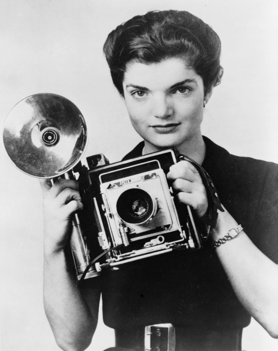 BTK359 jacqueline bouvier Washingtonin aikakauslehden tiedusteltavana kameratytönä. 1952 Jackie Kennedy Salainen työ