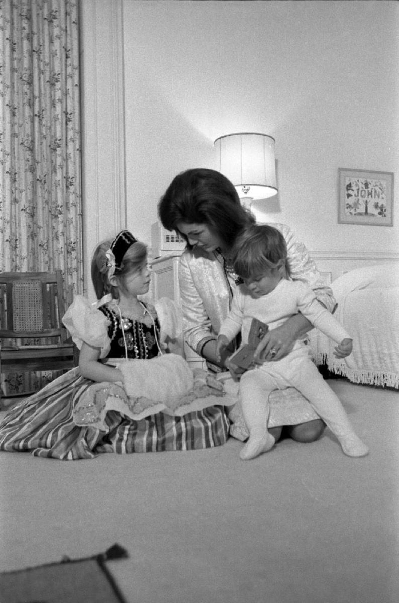Джаки Кенеди с децата си