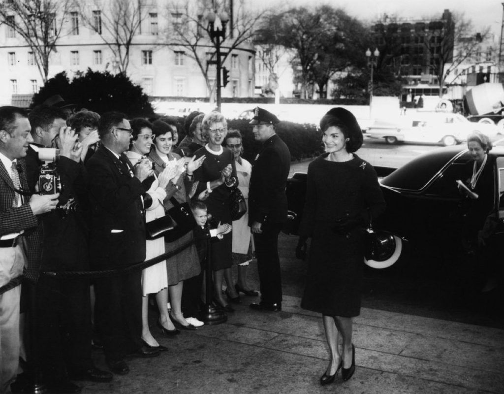 Джаки Кенеди присъства на откриването на изложба Тайните на Джаки Кенеди