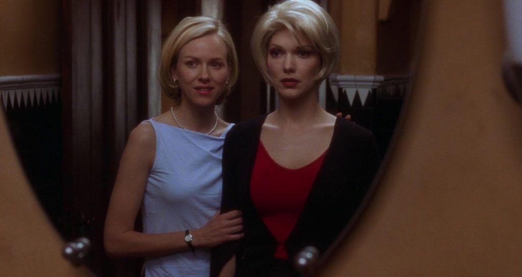 Laura Harring ja Naomi Watts elokuvassa Mulholland Drive (2001)