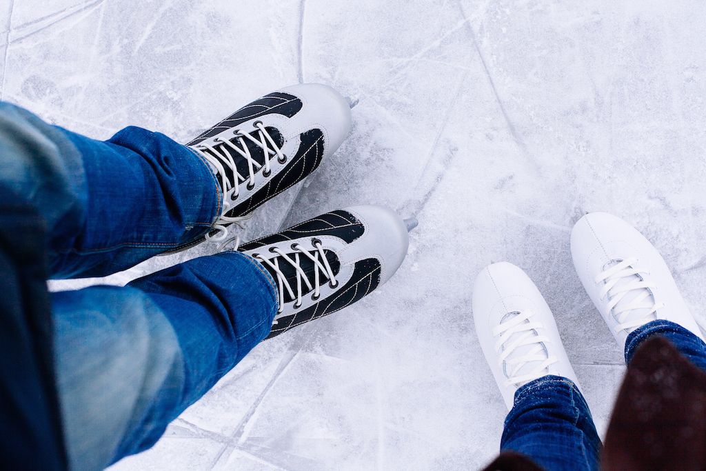 man en vrouw met schaatsen, schaatsen