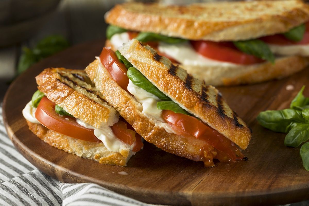 Egészséges grillezett bazsalikomos Mozzarella Caprese Panini szendvics