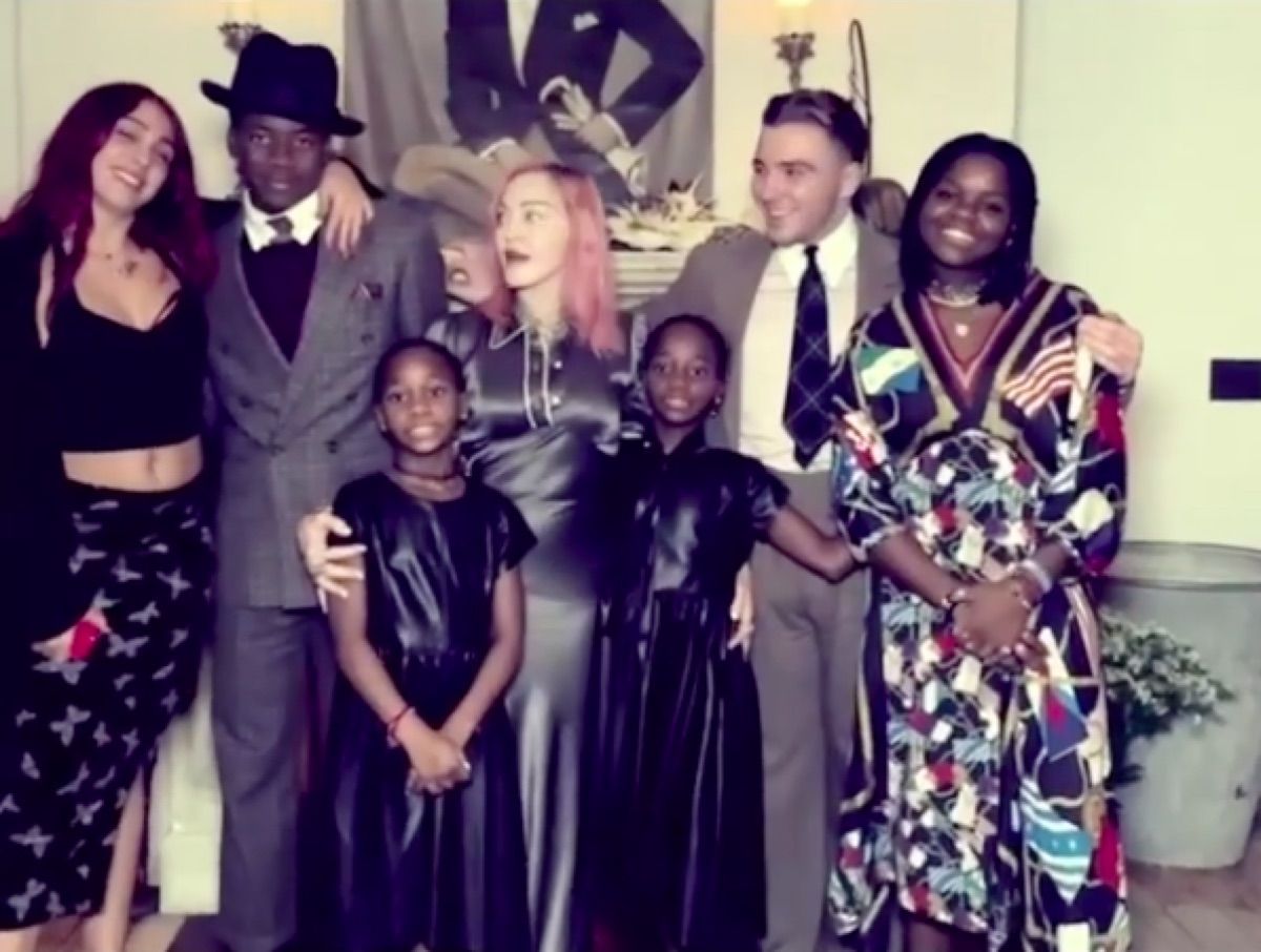 Madonna postitas äsja oma suure ja õnneliku pere harvaesineva foto