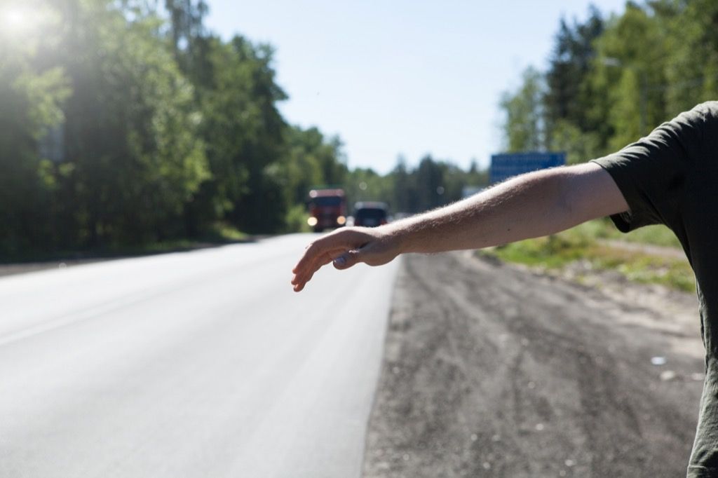 Žmogus ištiesia ranką autostopu