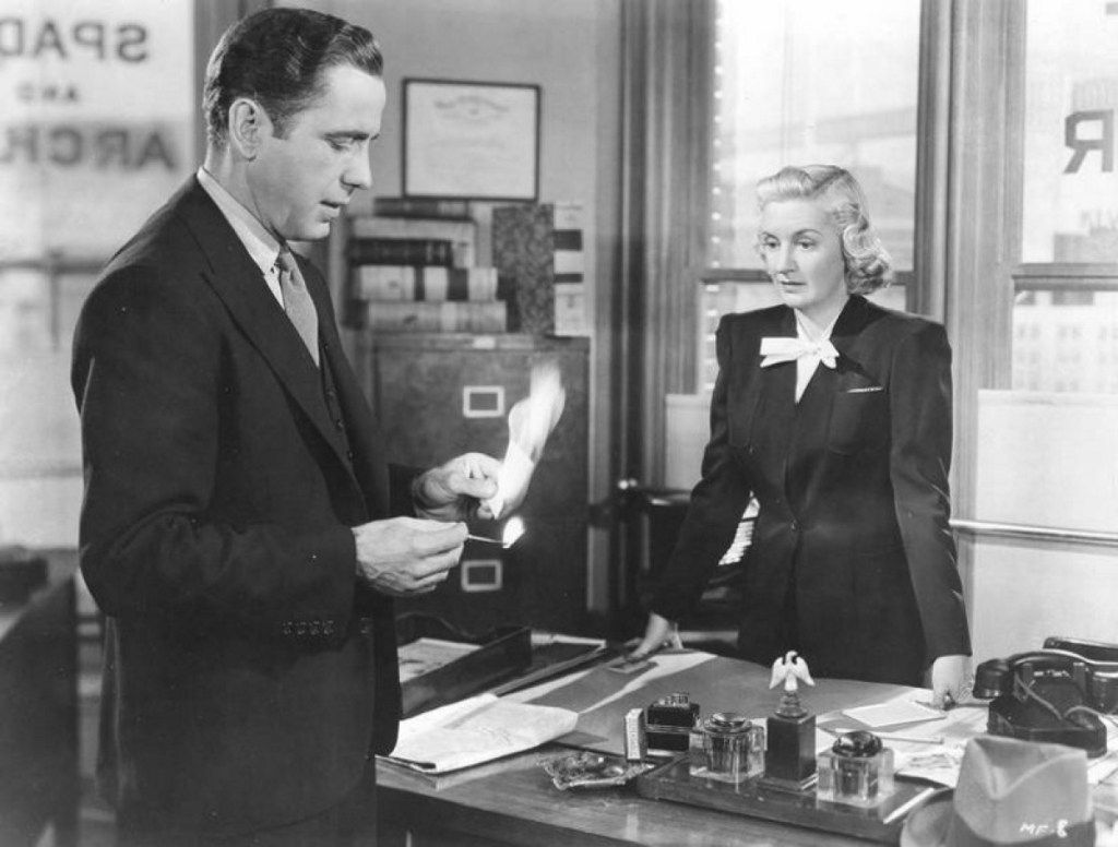 Humphrey Bogart ja Lee Patrick elokuvassa Maltese Falcon (1941)