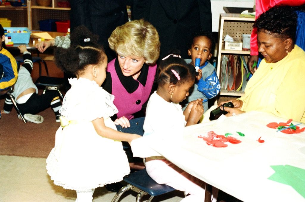 Puteri Diana dengan pelajar sekolah di New York