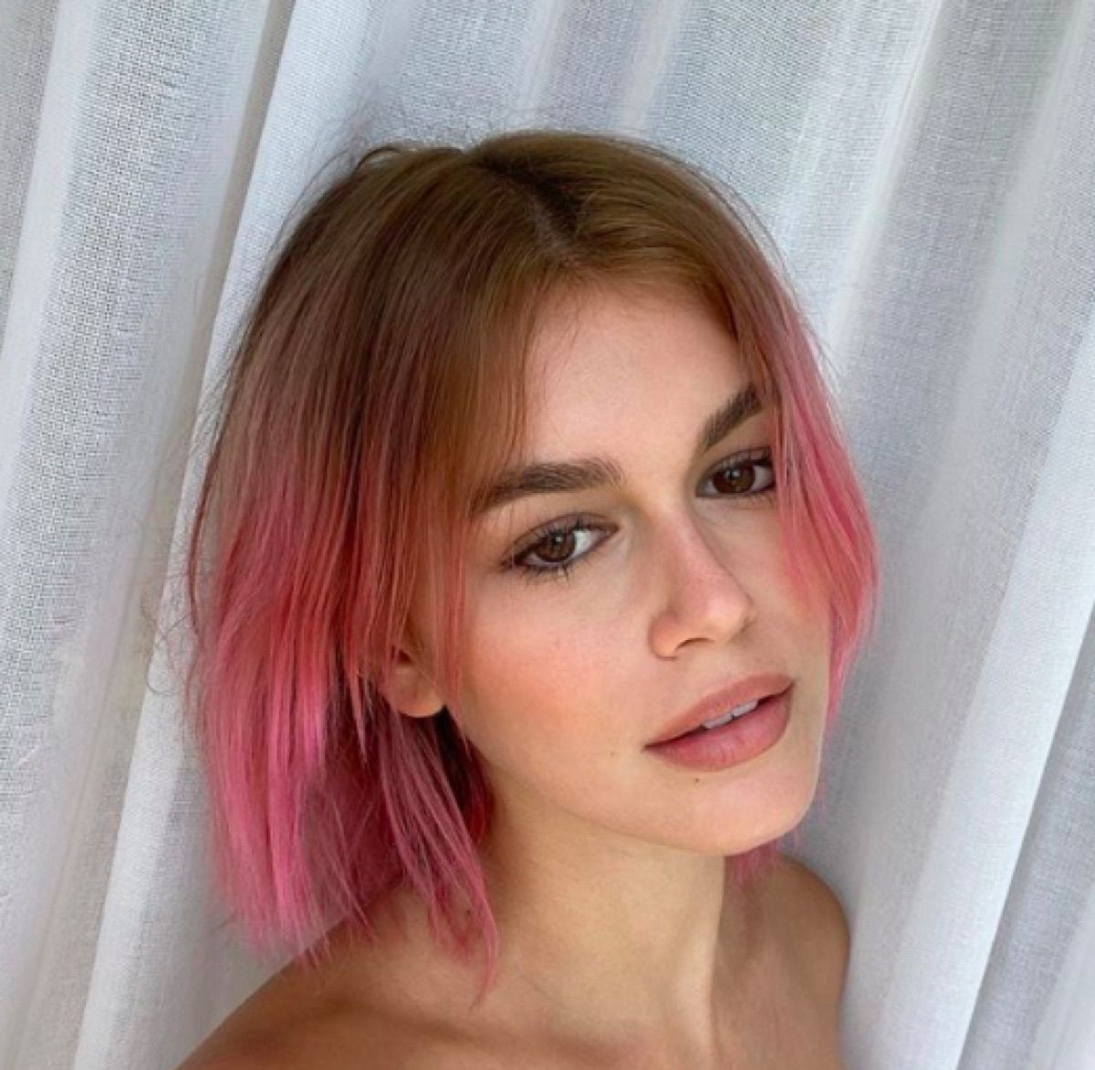 Kaia Gerber vaaleanpunaiset hiukset Instagram