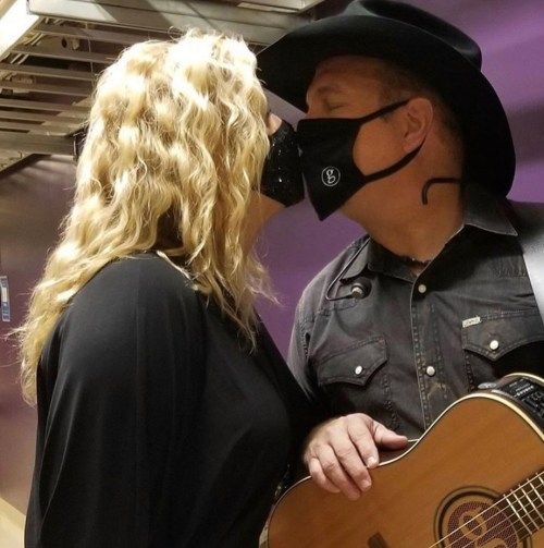 Trisha Yearwood und Garth Brooks tragen COVID-Masken in einem Beitrag auf ihrem Instagram