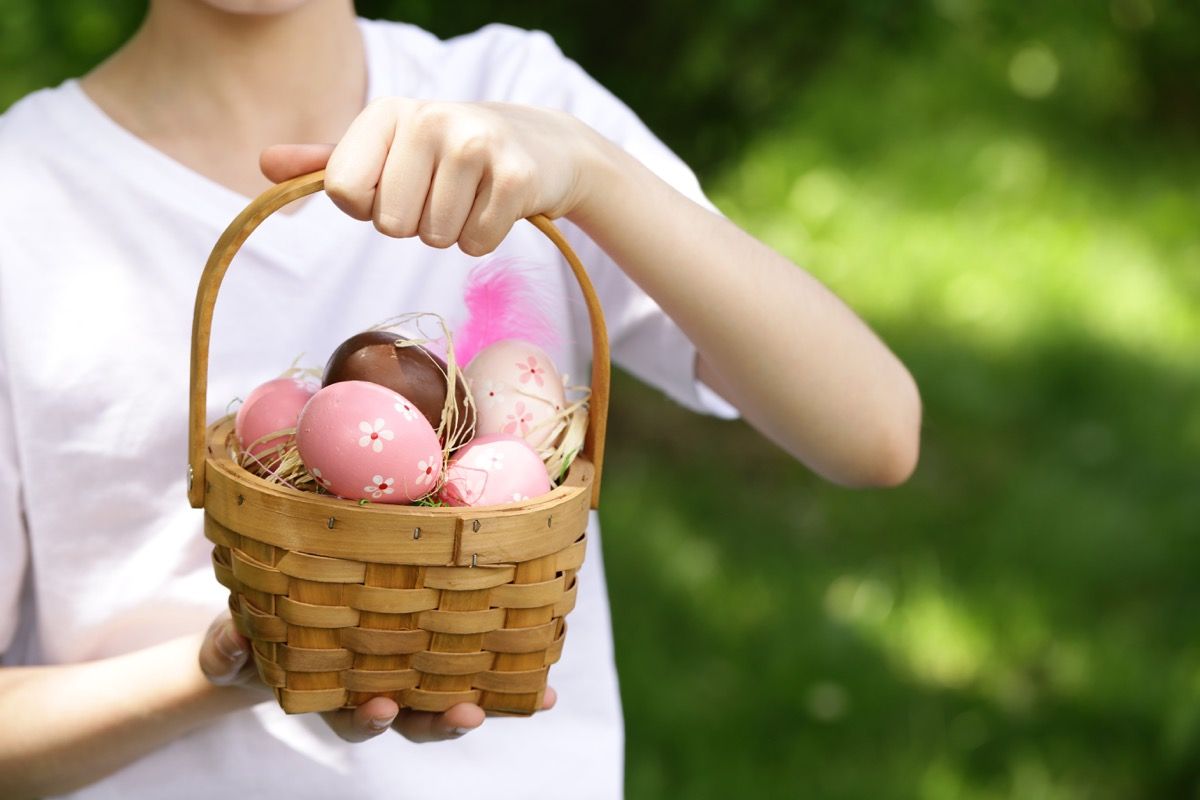 un mazzo di uova di Pasqua in un cestino - i migliori giochi di Pasqua