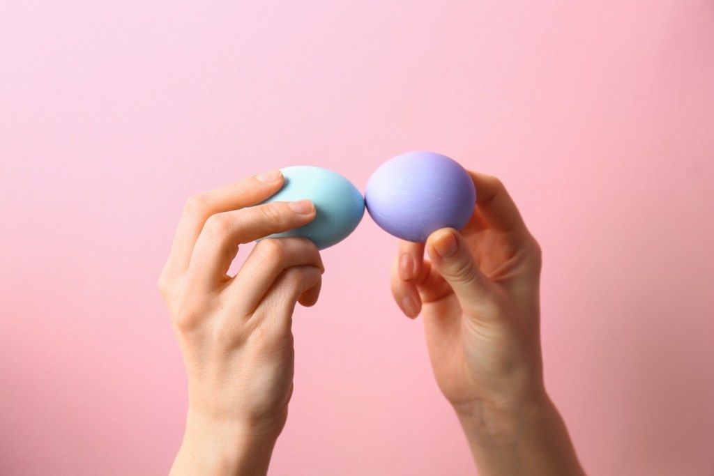lidé hrající hru s výčepem vajec, velikonoční hry