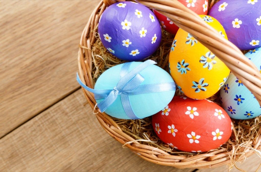 cestino di Pasqua pieno di uova di Pasqua per il gioco del cestino oscillante