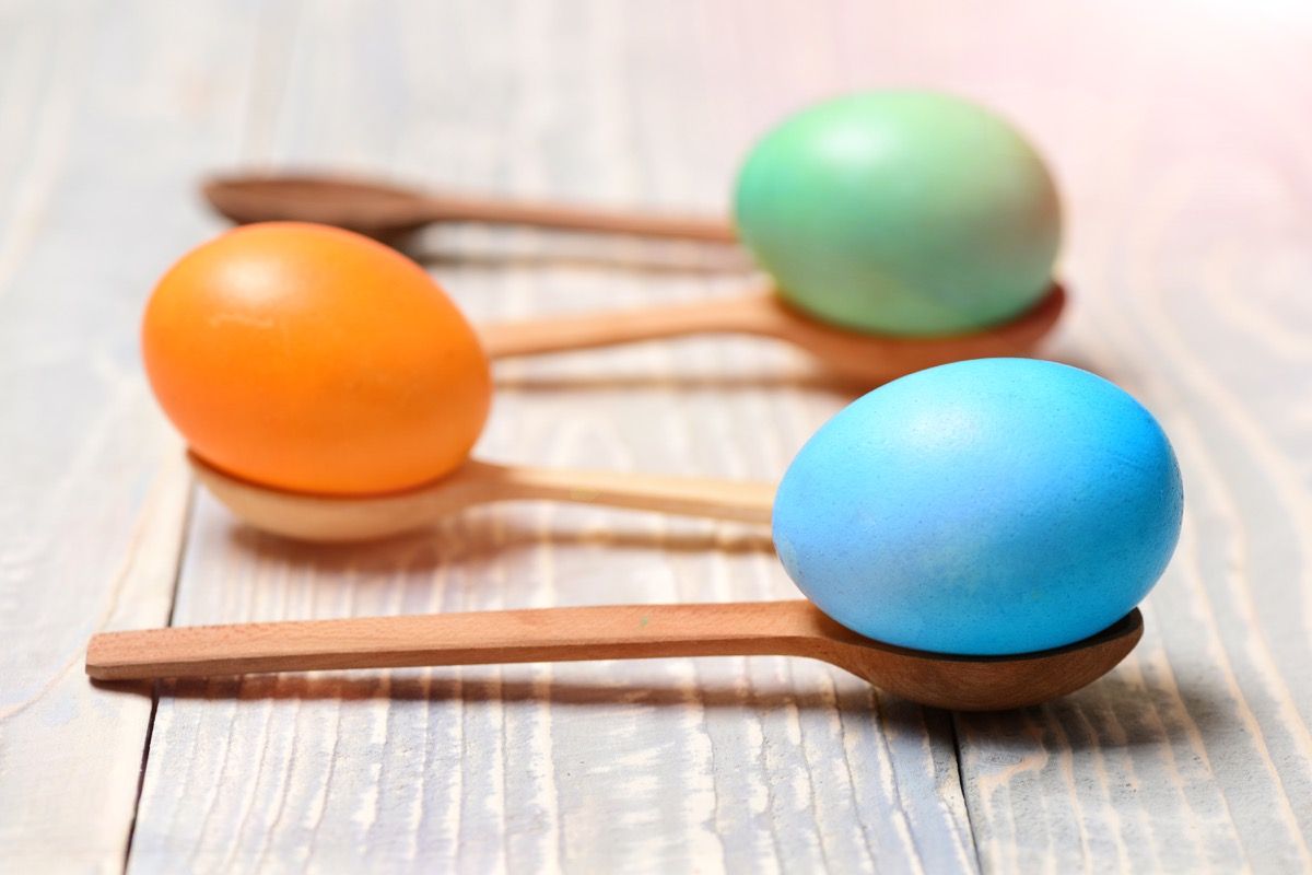 παιδιά που παίζουν κουτάλι και κούρσα αυγών - καλύτερα παιχνίδια Πάσχα