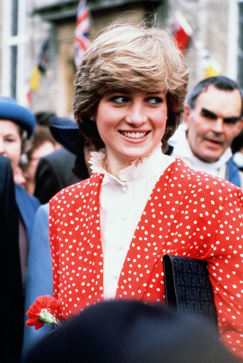 הנסיכה דיאנה בבלייזר אדום מנוקד בשנת 1981, סודות שלא עשית