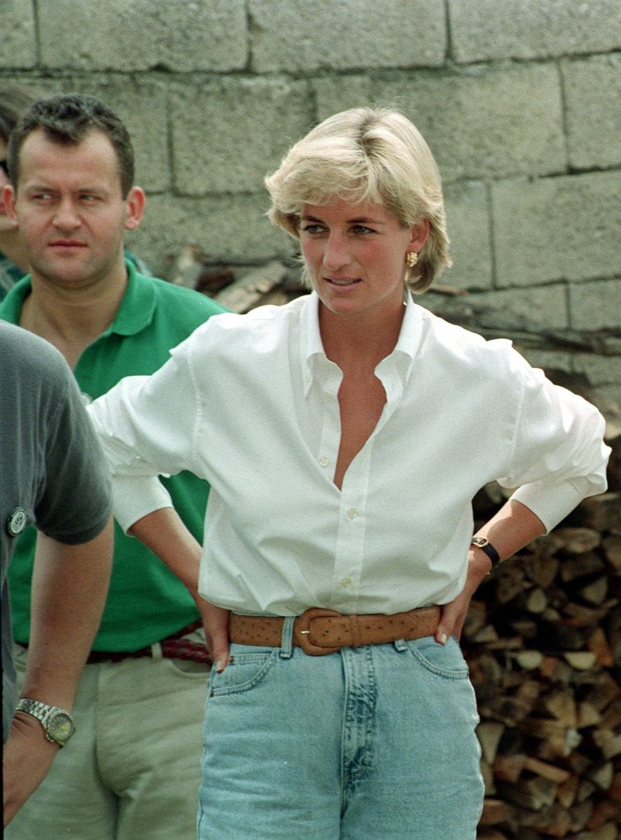 Džinsų princesė Diana su baltu viršumi su rudu diržu