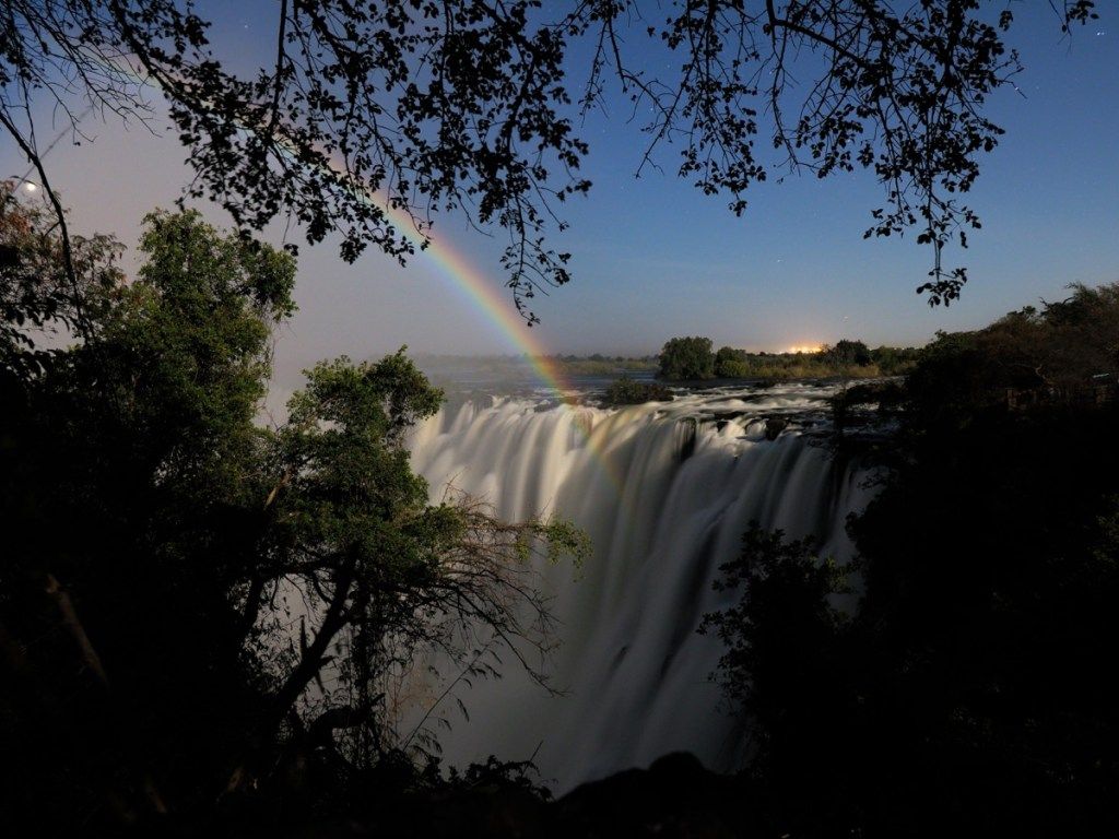 arco iris lunar sobre las cataratas victoria en zambia