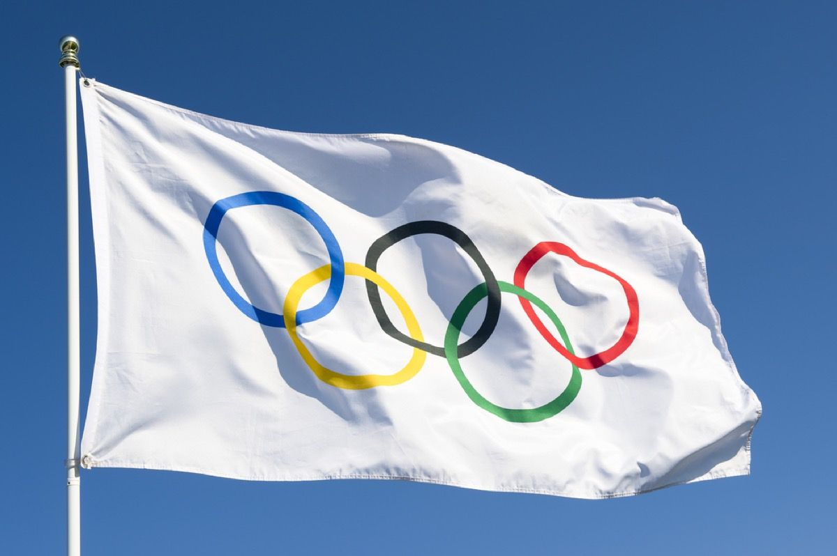 bandera olímpica que fluye en el cielo