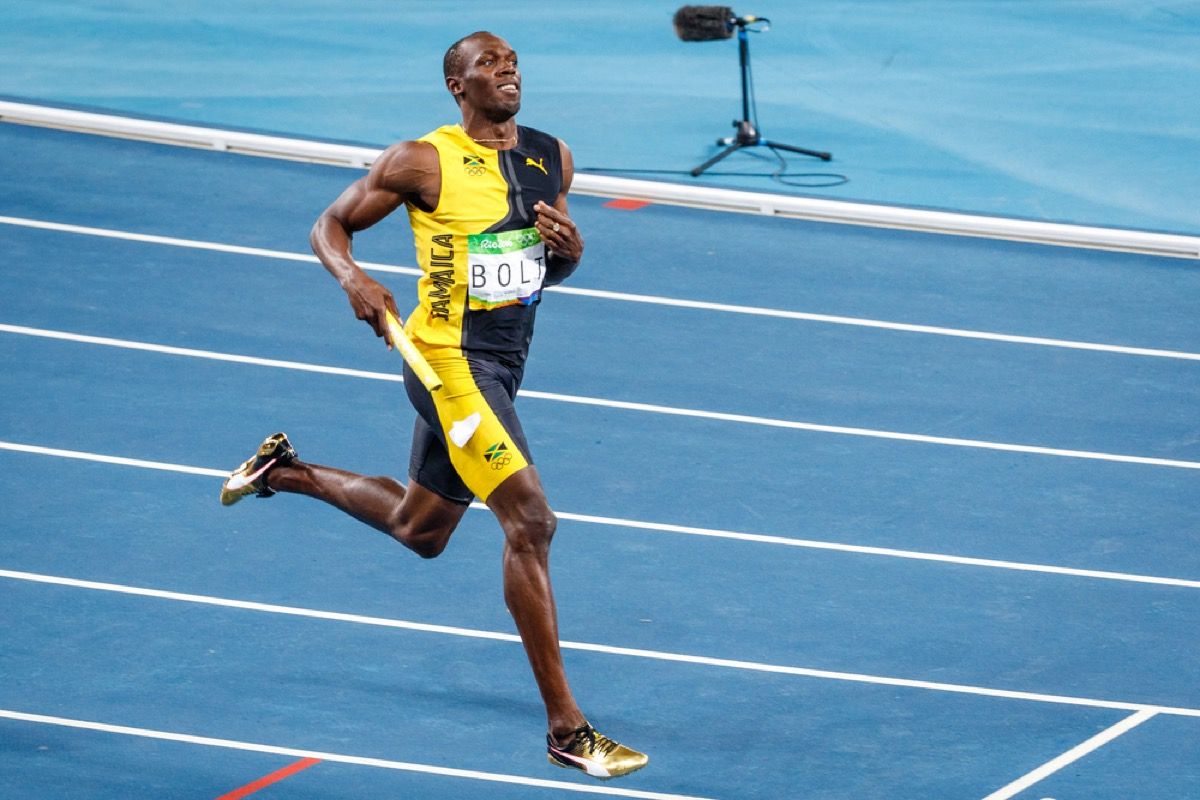 Usain Bolt corriendo en la pista