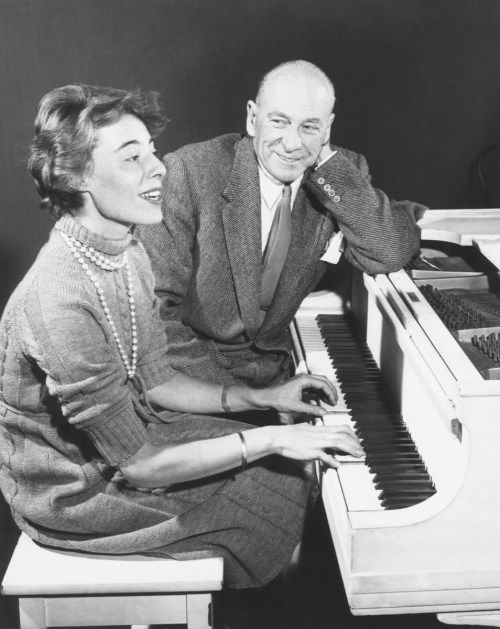 George Francis Abbott ve Mary Rodgers, ilk tam uzunluktaki müzikali üzerinde çalışırken, BİR YATAKTA BİR KEZ. Nisan 1959. Abbott, Hans Christian Andersen masalı The Princess and the Pea