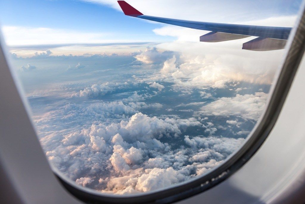 geamul ferestrei avionului zburând fapte