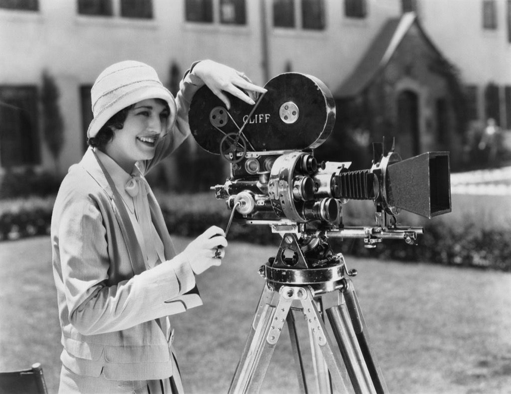 žena filmová kamera