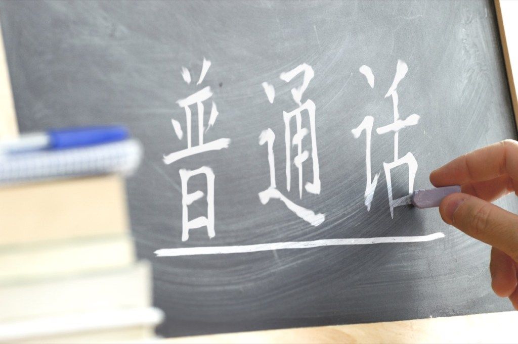 Kiinalaista mandariinia kirjoittava henkilö
