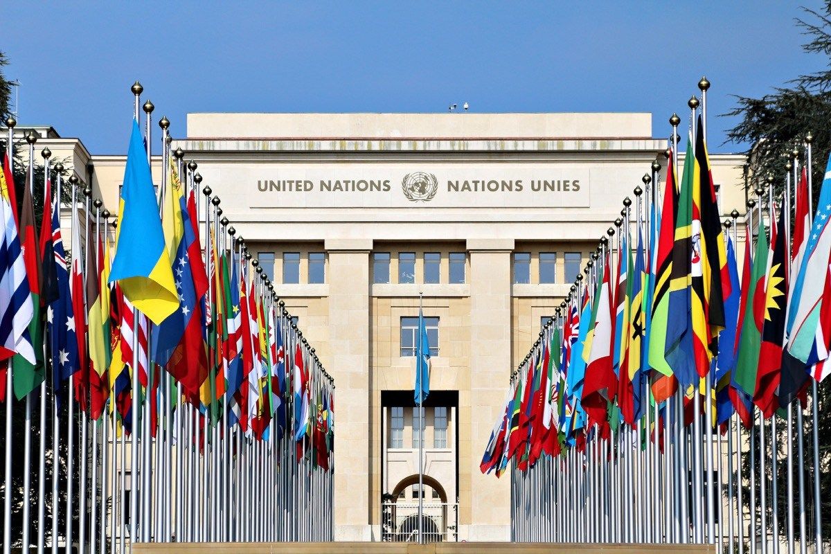 vėliavos už Jungtinių Tautų pastato Ženevoje Šveicarijoje