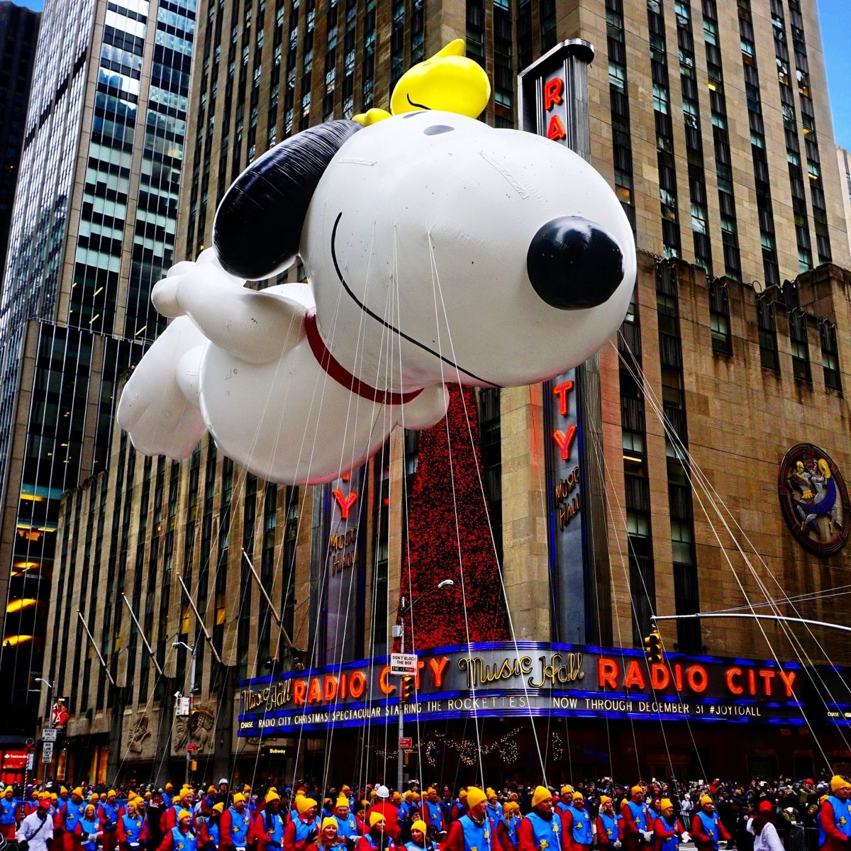 Snoopy galleggia al Macy