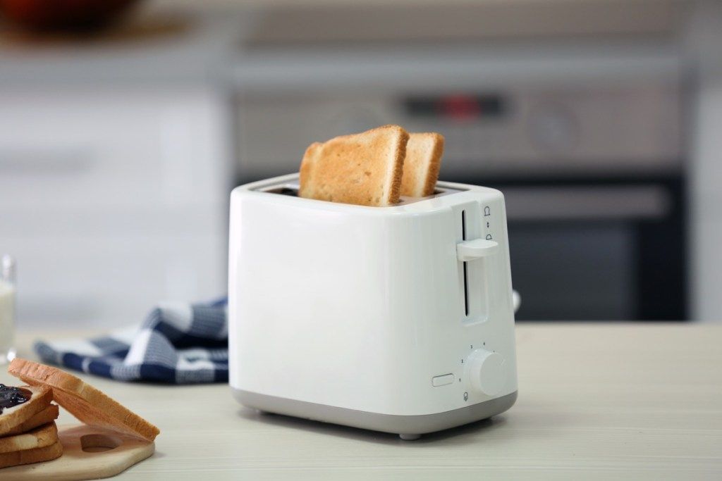 toaster s kruhom v kuhinji, neškodljiv aprilski bedak