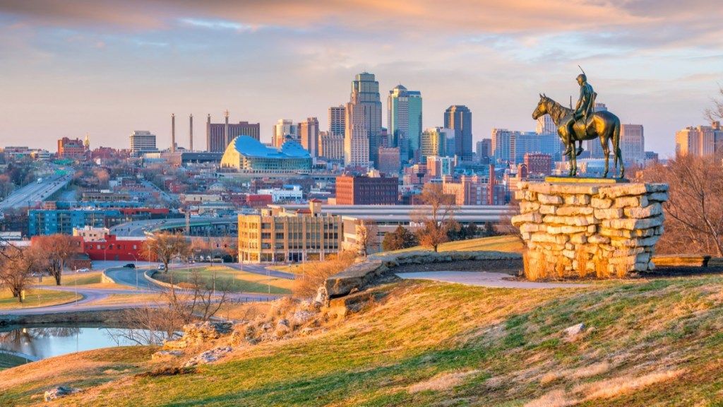 скаутската статуя с изглед към Канзас Сити Мисури