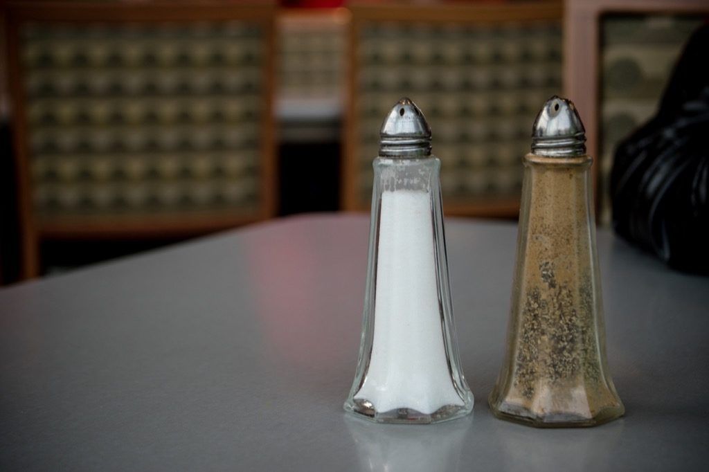 Her er hvorfor salt shakers mystisk forsvinner fra restauranter