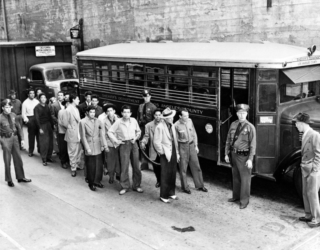 1943年6月のロサンゼルスズートスーツ暴動の最中に裁判所に向かう途中でロサンゼルス刑務所の外で逮捕されたCWC1WCズートスイーターは、学校でめったに教えられなかった歴史的な瞬間