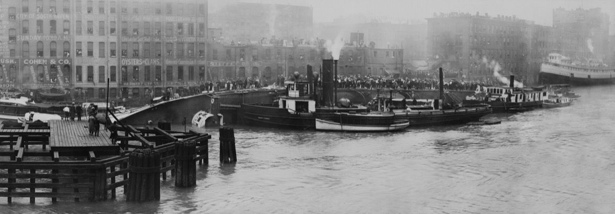 SS ØSTLAND væltede i Chicago-floden, den 24. juli 1915. 844 passagerer og besætning blev dræbt, da det øverste tunge skib rullede helt på siden, da passagererne overfyldte havnesiden. Det var det største tab af menneskeliv fra et enkelt skibsvrag på Grea