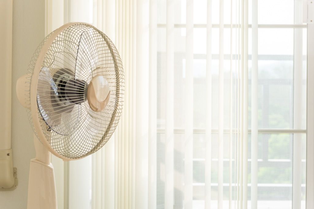 Ventilator waait tegen het raam, huisproblemen