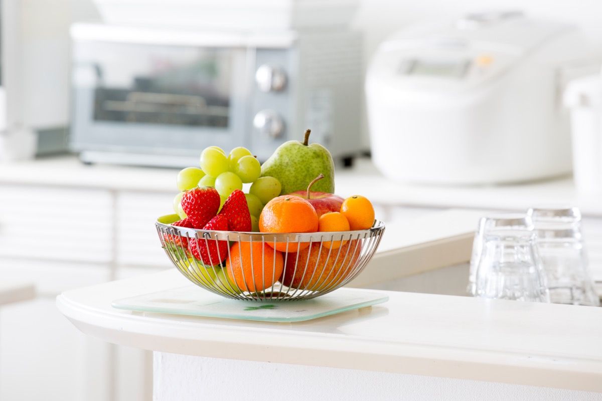 Cesta de frutas en la cocina Transforme la cocina pequeña