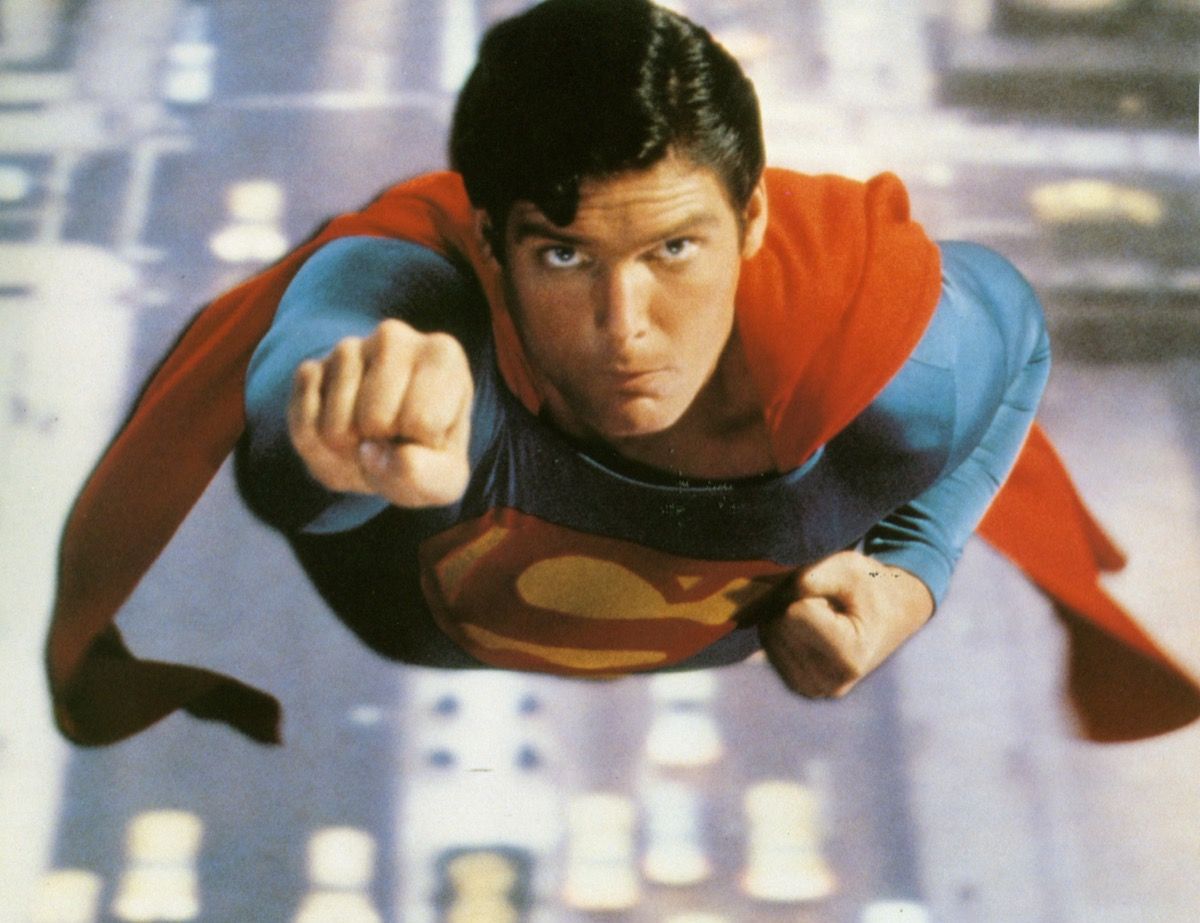 Christopher Reeve leti po nebu s pestjo v zraku kot Superman leta 1978 o filmu Warner Bros