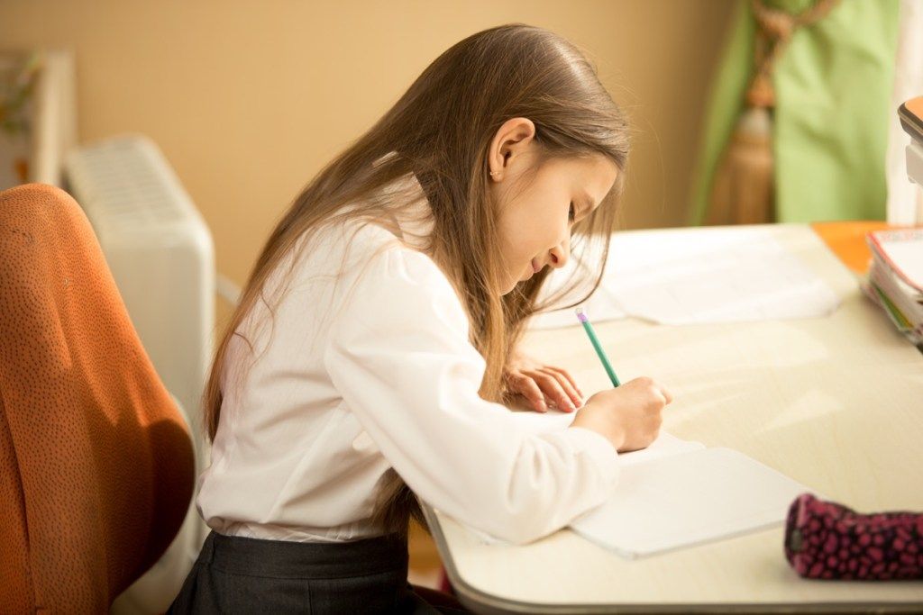 ילד לבן כותב מכתב